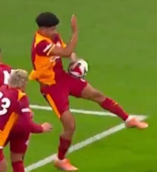 kontra61's tweet photo. Ajax maçı Penaltı. Trabzonspor maçı Penaltı Yok. https://t.co/v7w8NbpWPL