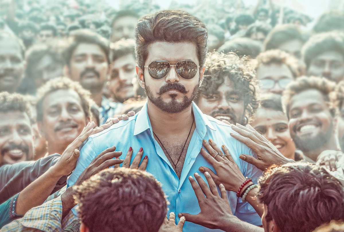 iammoviebuff007's tweet image. #ThalapathyVijay looks..👌🔥 Seems like the First Single is gonna be from Flashback with Signature Intro song of Vijay back in  2005- 2010..⭐ Expecting a Good one from #Anirudh ..💥 Waiting.. 🤩