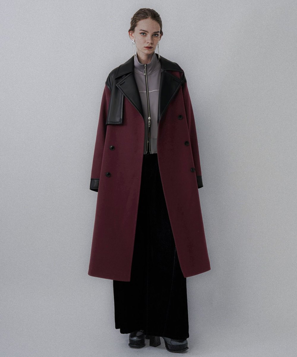 フェイクレザー切り替えがハレらしい モードなトレンチコートが登場