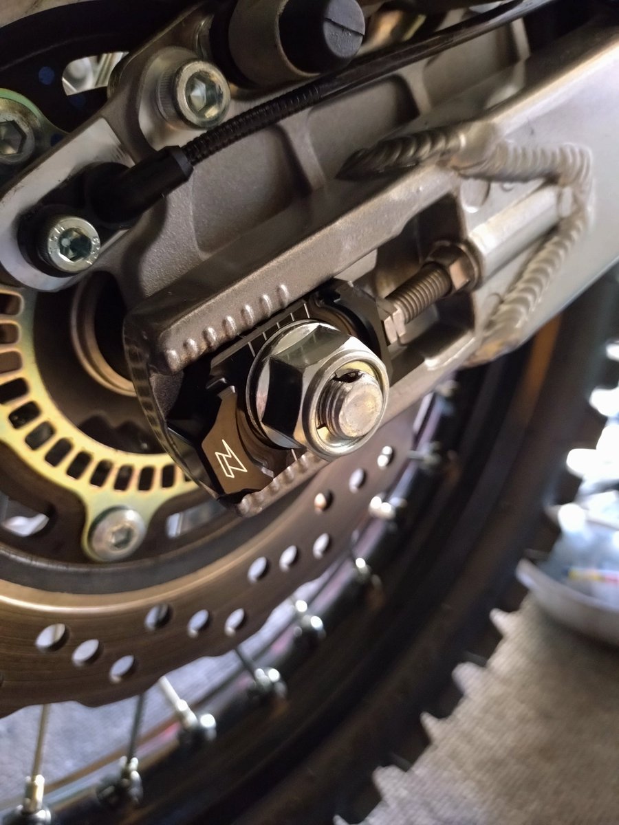 initial33a's tweet image. ダートフリークから新製品が出たので、即ゲット❗️
ZETAからKLX230用アクスルブロックとブラックのラバーキラーが出たんです。
早速、交換しました。
黒のラバーキラーはさりげなくてイイですよ✌
#ダートバイクプラス
#ZETA