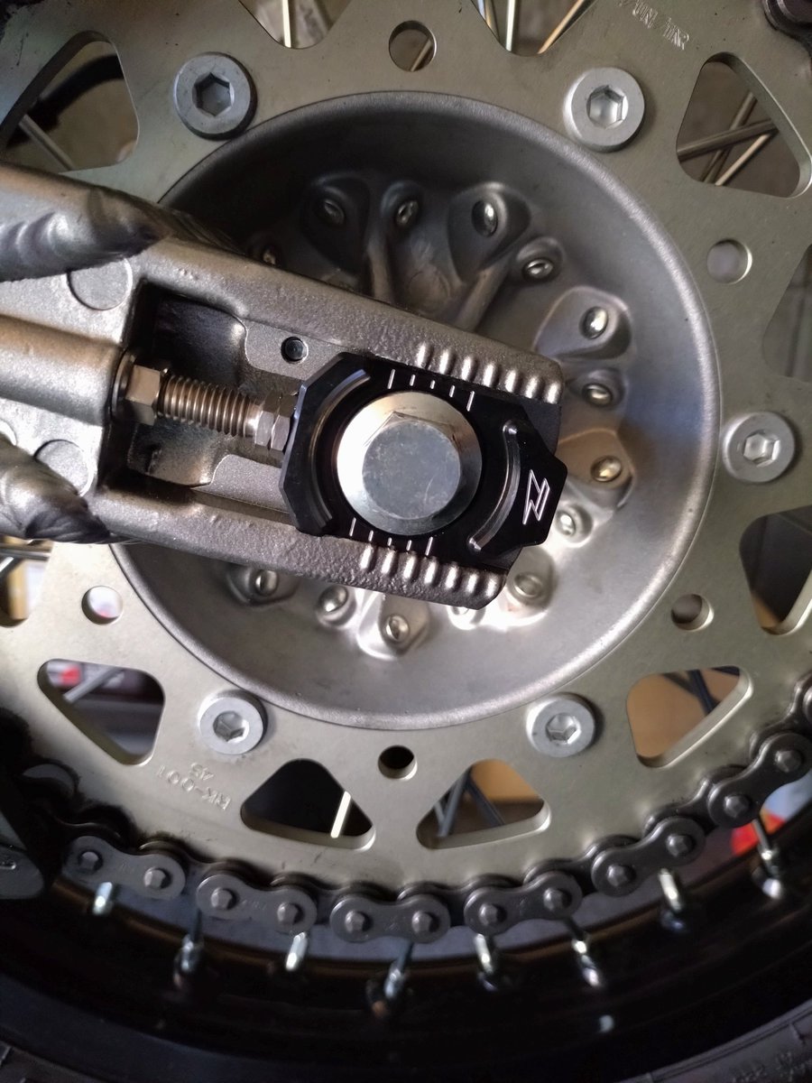 initial33a's tweet image. ダートフリークから新製品が出たので、即ゲット❗️
ZETAからKLX230用アクスルブロックとブラックのラバーキラーが出たんです。
早速、交換しました。
黒のラバーキラーはさりげなくてイイですよ✌
#ダートバイクプラス
#ZETA