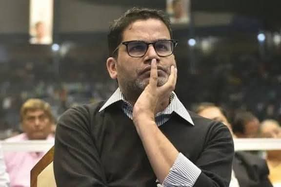 jpsin1's tweet photo. प्रशांत किशोर चुनाव लड़ने नहीं, बल्कि पैसे कमाने आए थे!

प्रशांत किशोर ने टिकट की दावेदारी के लिए एक फॉर्म निकाला था, जिसकी फीस ₹21,000 रखी गई थी। अगर सिर्फ़ 1000 लोगों ने भी वह फॉर्म भरा होगा, तो —
₹21,000 × 1000 = ₹2 करोड़ 10 लाख।

इसके अलावा, एक टिकट उन्होंने लगभग ₹2 करोड़ में बेचा। यानी —
243 टिकट × ₹2 करोड़ = ₹486 करोड़।

इसके साथ ही, प्रशांत किशोर जनता के लिए एक “जनता कार्ड” बनवा रहे थे, यह कहते हुए कि सरकार बनने पर उसमें पैसे डाले जाएंगे। उस कार्ड की फीस ₹21 रखी गई थी। अगर 10 लाख लोगों ने वह कार्ड बनवाया होगा, तो —
10,00,000 × ₹21 = ₹21 लाख।

इस तरह कुल राशि हुई —
₹486 करोड़ + ₹2 करोड़ 10 लाख + ₹21 लाख = ₹488 करोड़ 31 लाख।

और ये तो सिर्फ़ जनता से वसूले गए पैसे हैं,
बाकी जो चंदा उन्होंने बिहार के उद्योगपतियों से लिया — वो अलग!