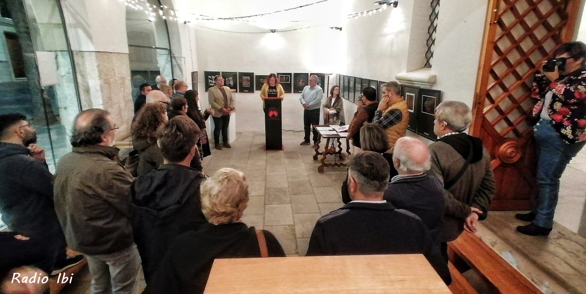 #IbiTradiciones]📷👑Inaugurada la exposición del II Concurso de Fotografía de la Asociación de Reyes Magos de Ibi.
📍 Lonja del Arxiu Municipal (Plaza de las Cortes, 1)
Del 5 nov al 3 dic / L-V 08:00–15:00
Disfruta de las imágenes premiadas y una selección de obras participantes.