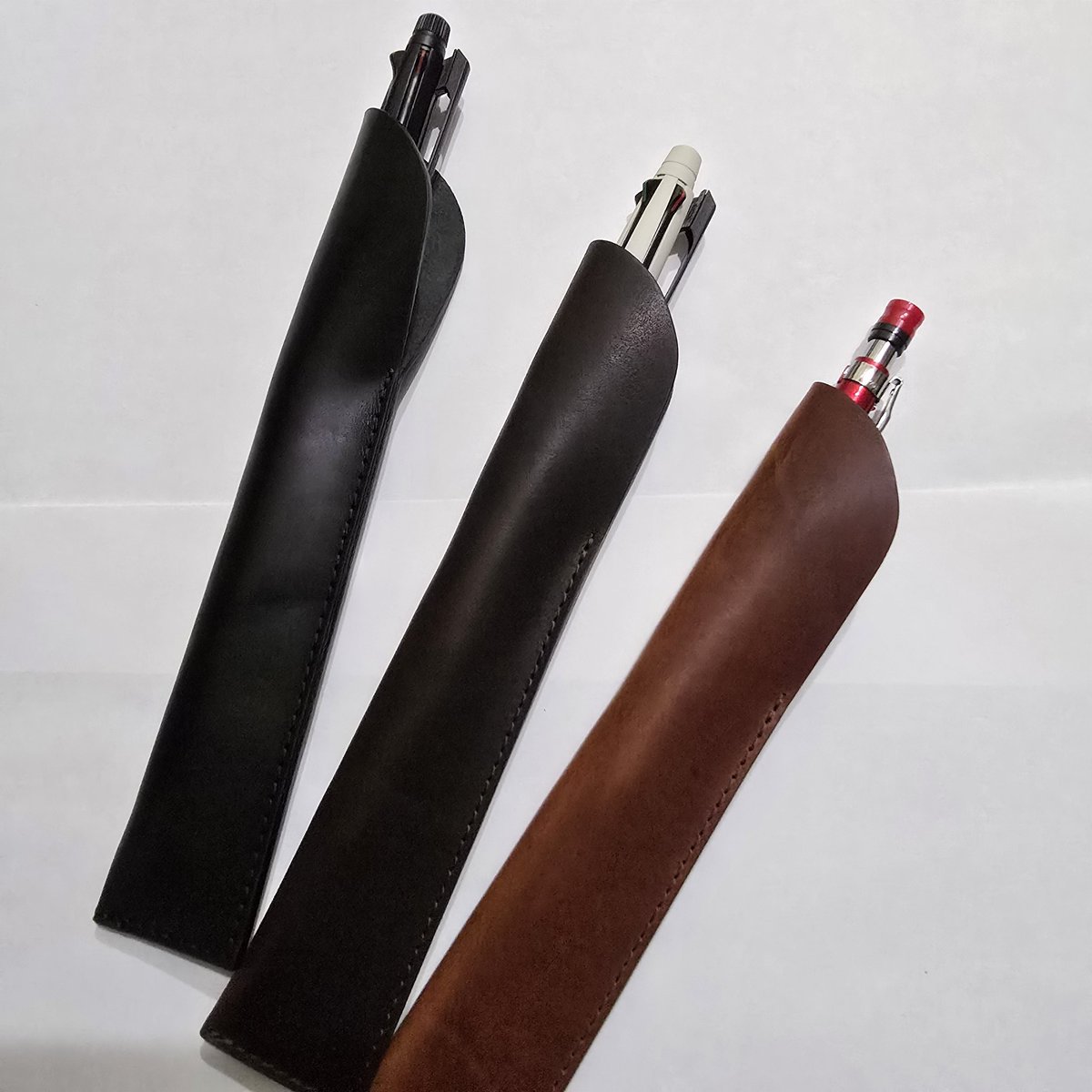 I_Hiace_6600's tweet image. またまた
｢ドリップ｣さんから
良いアイテムを見つけることができました。
お気に入りの１本のための
ペンスリーブ🖋️
ありそうでなかった
本革コードクリップ！
HALFDAY PACKの中が
スッキリ整理されました😊
ペンスリーブは１つ妻へ
プレゼントです✨🎁✨
drip.base.shop/categories/516…
 @drip_corpより