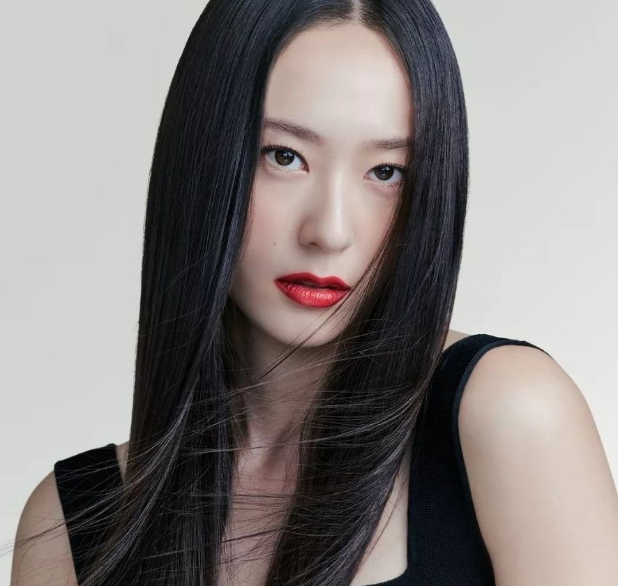 AboutMusicYT's tweet photo. Krystal Jung announces her first solo single, Solitary, out on November 27th. https://t.co/c9CmMcAxyU