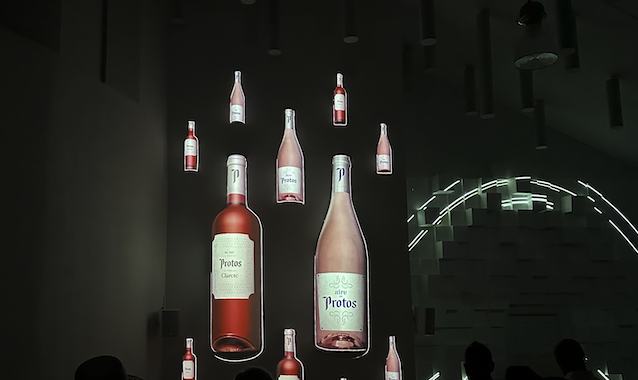 Bodegas_Protos's tweet image. ¡BuenosDías! Comenzamos el día visitando nuestra sala de #videomapping 360º.#FelizJueves