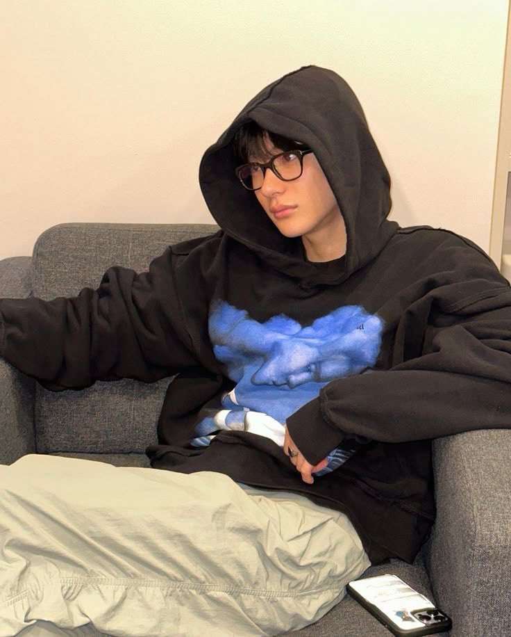 yaptaphap's tweet image. Abangnya sibuk nontonin aja dari kemaren