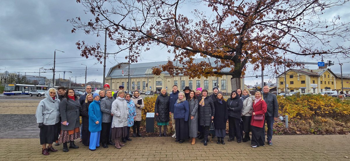 🌳31.oktobrī notika Autoostas sarkanā ozola, kā Eiropas gada koka Latvijā 2024, 3.vietas ieguvēja, informatīvās plāksnes atklāšanas pasākums Ģenerāļa Radziņa krastmalā, piedaloties sadarbības partneriem, kuri bija iesaistīti autoostas sarkanā ozola saglabāšanas procesā.