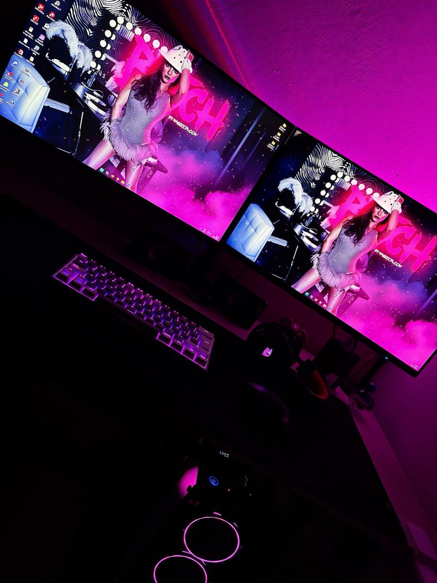 Hi! I wanted to share this wallpaper I made for myself; I'm very happy with the result. #BritneySpears