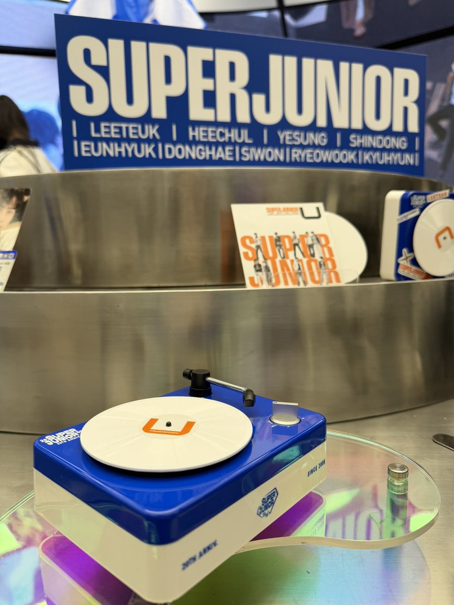 귀여워🐈‍⬛
Happy 20th anniversary 💙

#슈퍼주니어_더라스트맨_스탠딩
#20toEternitySuperJunior
#예성 #艺声 #イェソン #YESUNG
<a href="/shfly3424/">Yesung</a> <a href="/YESUNG_smtown/">YESUNG official</a>