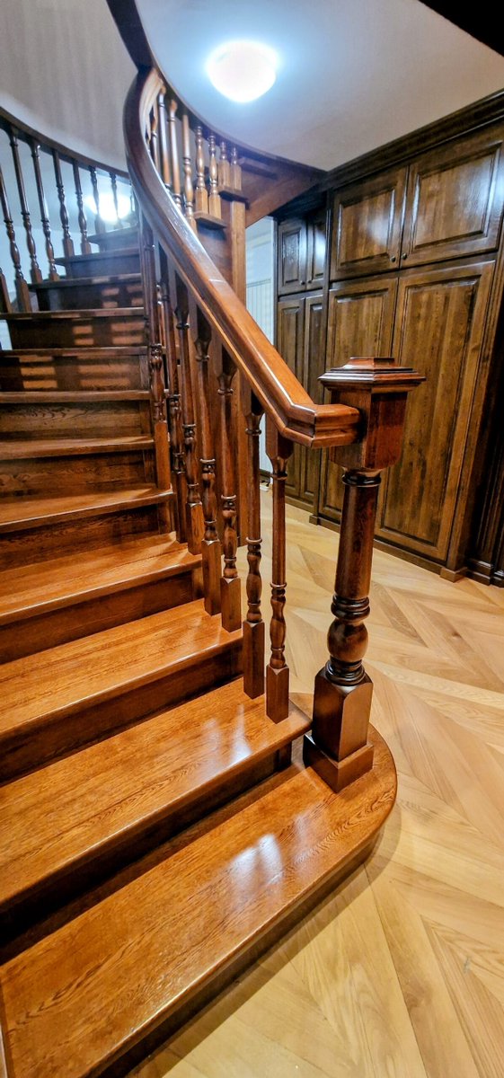 Ce am mai facut? Am amenajat un hol cu mobila si-o scara. Da-s tare trist ca tot postez aici si nu-mi da si mie cineva un like :). Cred ca mai bine incep sa pun de alea generate de AI.