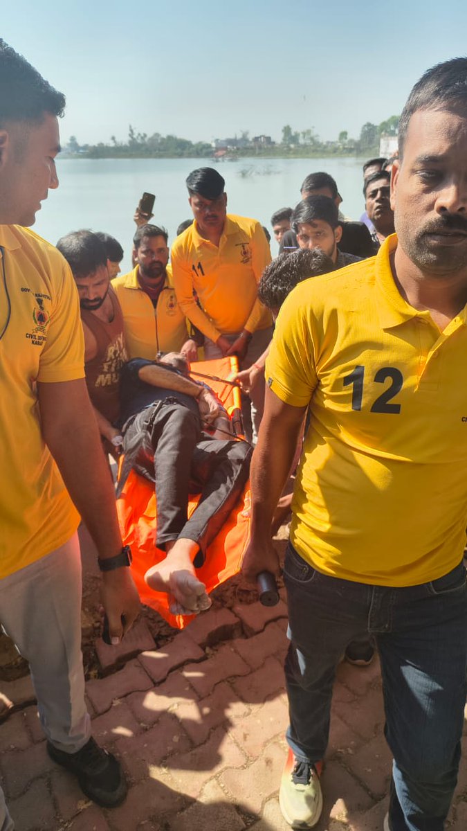 news21national's tweet photo. #Karauli : घर से लापता युवक का शव मिला जलसेन तालाब में
#Karauli #MissingYouth #DrowningIncident #RescueOperation #CivilDefence #PoliceAction #DeepakSoni #breakingnews #LatestNews #news21national @KarauliPolice https://t.co/0v7NoyN3qm