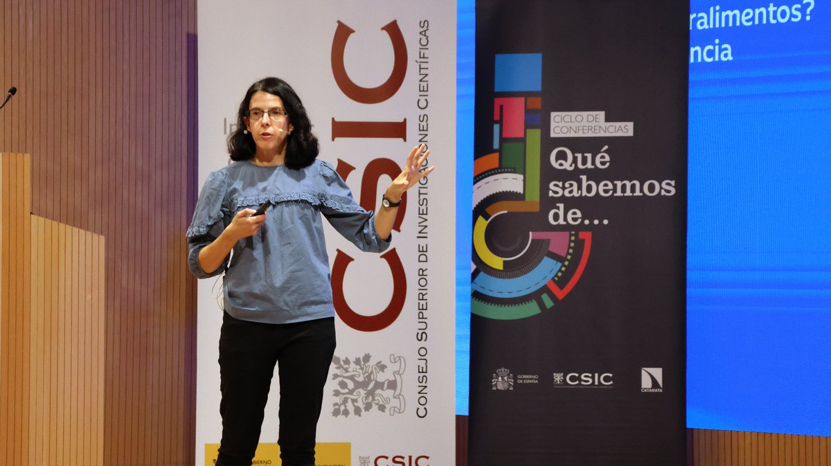 AragonCSIC's tweet photo. 🥙 Excelente charla #QuéSabemosDe los superalimentos, impartida por Jara Pérez, investigadora del @CSIC en el @ICTAN

👩‍🏫 Hemos conocido interesantes investigaciones en nutrición para saber qué alimentos son beneficiosos para nuestra salud

@CSICdivulga @FundIbercaja https://t.co/2Drzs5ZYCL