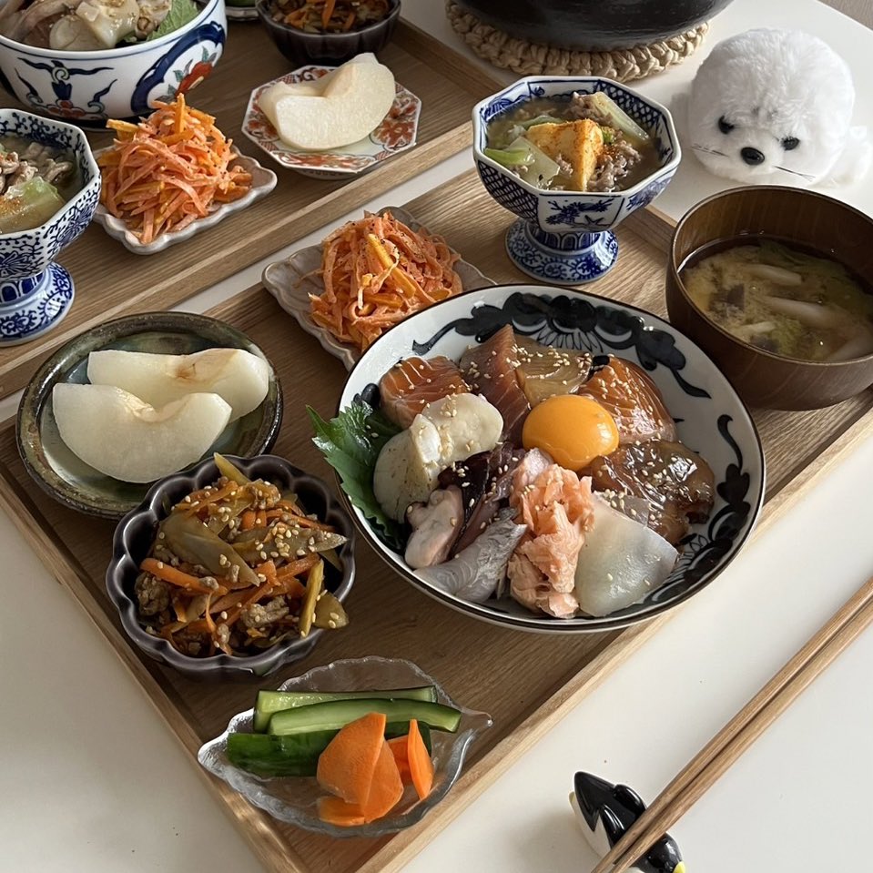 o9e4o's tweet photo. 余ったお刺身で、今日のお昼は海鮮丼定食🎶✨ https://t.co/qPCt0naM1y