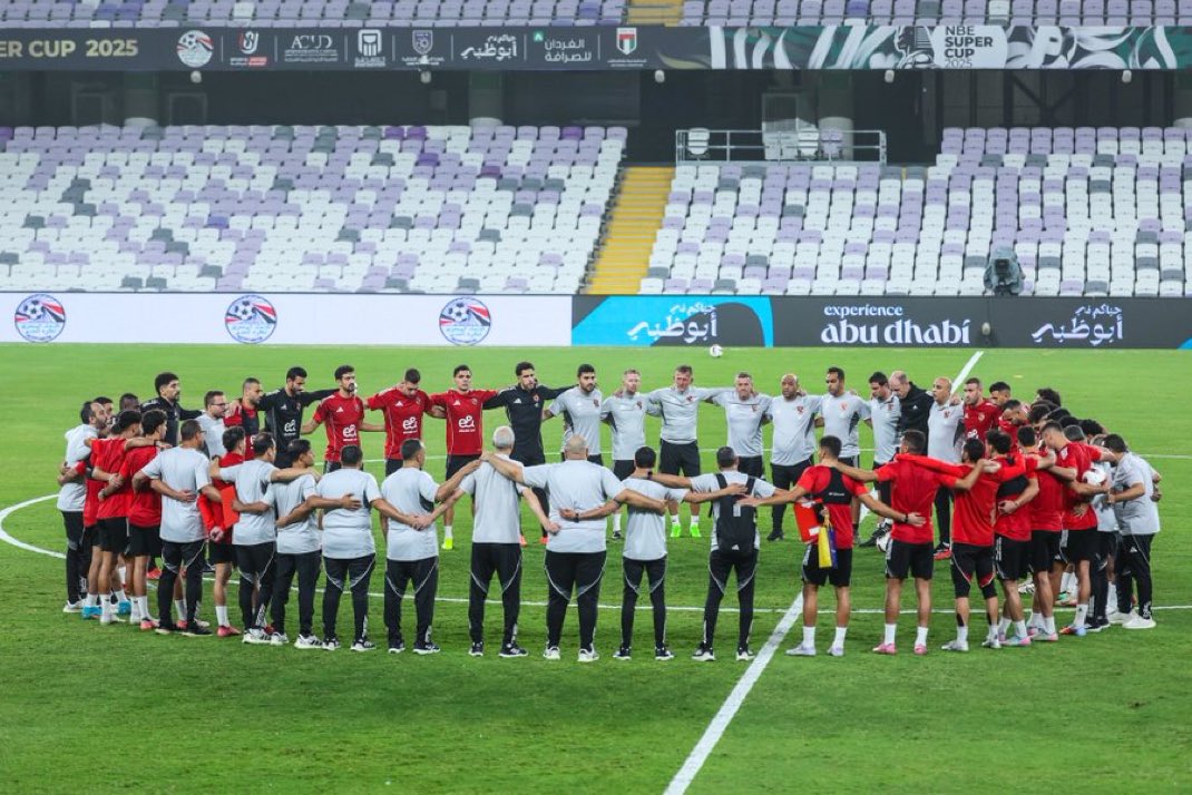 أهلاوي أنا والفخر لي .. أنا نادي القرن في القارة هو ناديا 

وهعيش وأموت وأفضل عشانه .. وهو فوق دايمًا مكانه