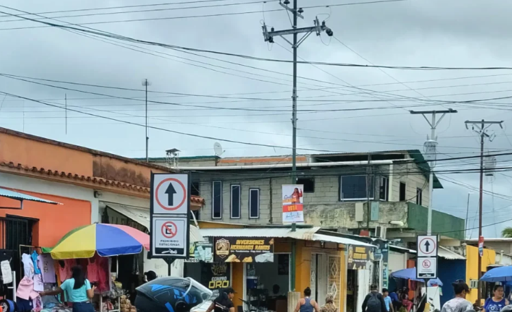 En Guasipati la oscuridad se volvió rutina

Hasta ocho horas sin electricidad al día alteran la vida y el trabajo en Guasipati, municipio Roscio, al sur del estado Bolívar.
caleidohumano.org/en-guasipati-l…