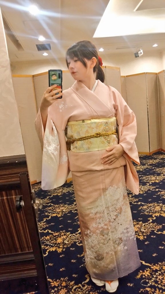 同じ着物でも帯を変えるとかなりイメージがちがう！1枚目は2日の公演、2、3枚目は本日のパーティー手伝いにて。
ありがとうございました！
ご襲名おめでとうございます。