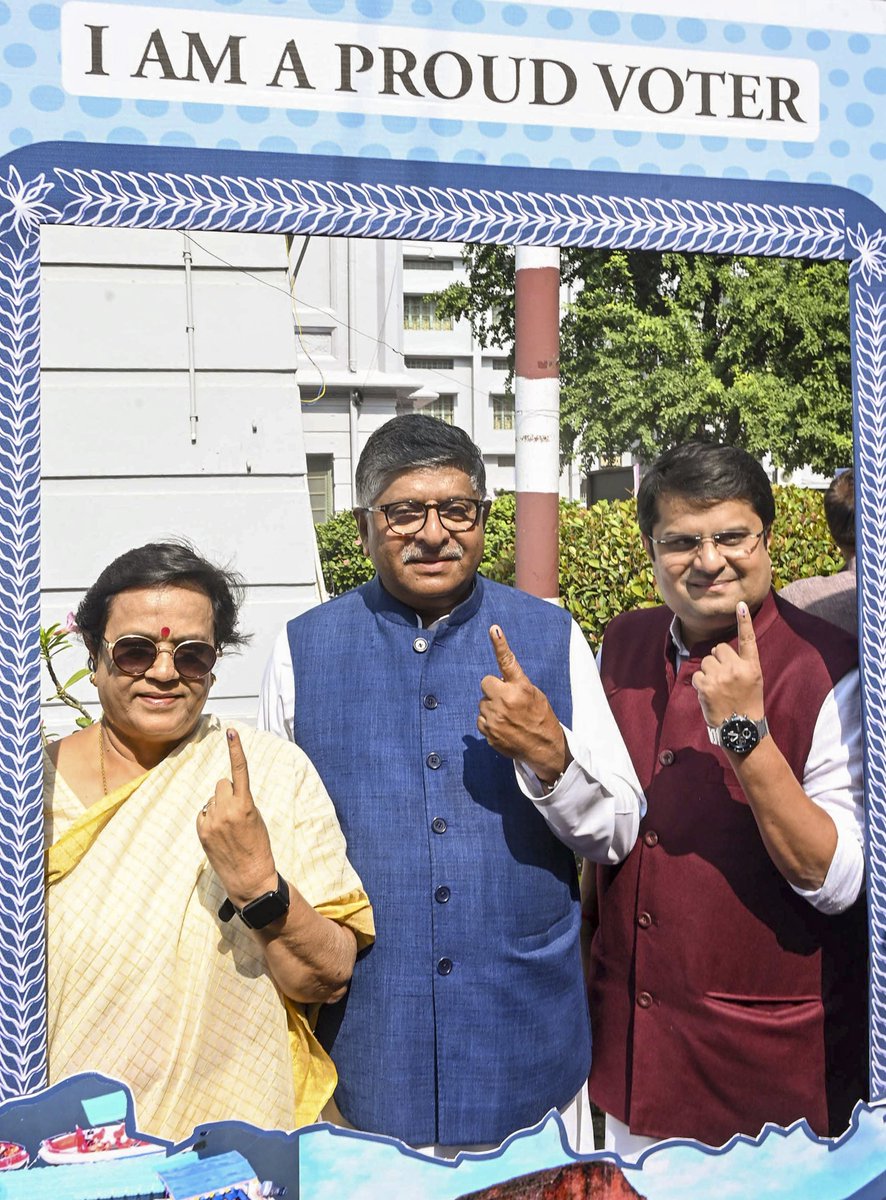 ZeeNews's tweet photo. Bihar Voting Live: बीजेपी सांसद रविशंकर प्रसाद और उनके परिवार के सदस्यों ने पटना में एक मतदान केंद्र पर वोट डाला.
#Bihar #RaviShankarPrasad #BiharElection2025 #VotingDay #ElectionCommission #ElectionOnZee https://t.co/UnbQ4kosX8