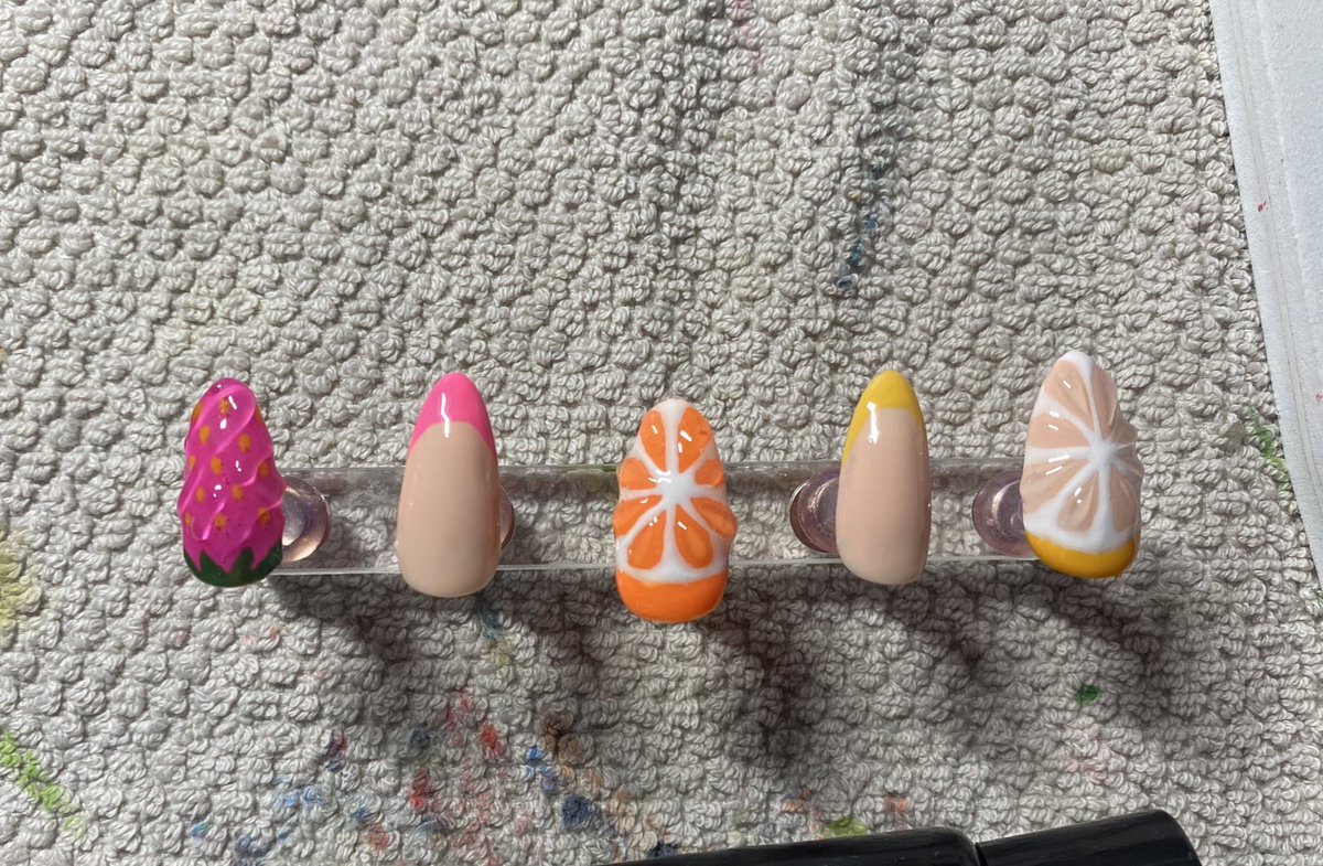 virtualkitsch's tweet image. nails :D