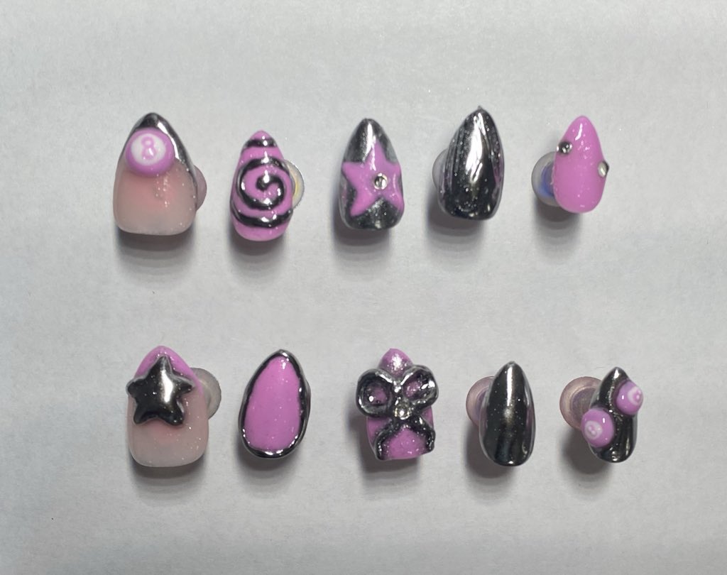 virtualkitsch's tweet image. nails :D