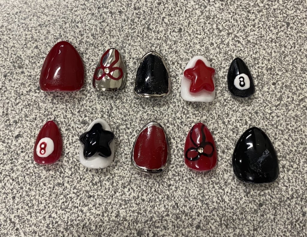 virtualkitsch's tweet image. nails :D