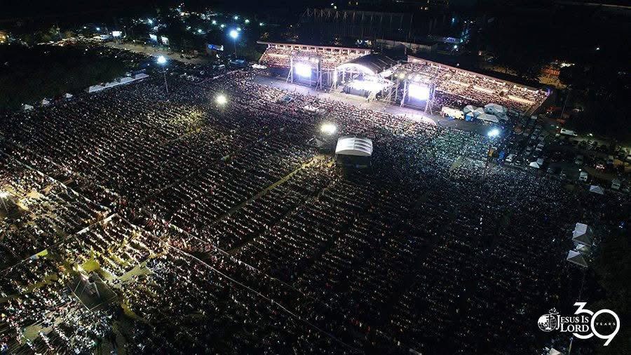 iSabongera's tweet photo. #REPOST

NANAKOT ANG TAGAPAGSALITA NI PRES. BONGBONG MARCOS. AT MAY PAGBABANTA PA SA INC, JIL AT KOJC. 

Sabi niya kapag sumali sa anti-corruption rally ang mga taga Kingdom of Jesus Christ at sumigaw sila ng MARCOS RESIGN, isa lang ang ibig sabihin noon -  malapit ng ipatapon sa Pastor Apollo C. Quiboloy sa Amerika sa pamamagitan ng extradition, malapit ng ipanggal si Sen. Joel Villanueva at may kalalagyabn si Sen. Marcoleta. 

Ewan ko kung sa sobrang busy ni Usec Castro sa kakadepensa sa mga malawakang nakawan sa Marcos Administration, nakaligtaan niya ang bagong tagubilin ngh Korte Suprema patungkol sa extradition of Filipinos to countries with whom the P:hilippines has an extradition treaty.

Malamang hindi rin niya alam na matagal ng ibinasura ng hukuman ang kaso laban kay Sen. Villanueva at ano  naman ang maari nilang gawin kay Atty. Marcoleta?

Atty. Claire kung kinikilabatutan na kayo sa sunod-sunod na malawakan kilos protesta laban sa corruption at pinapalayas na si Bonget Marcos sa Palasyo, huwag mong daanin sa pananakot ang mga taga KOJC at maging iyong mga taga INC (iglesia  ni cristo) at JIL (jesus is lord). 

Masama ang tabas ng dila mo Ante Kler, baka ikol kayo diyan sa Malacanang ng mga malalaking religious organization at movement at pagsisihan ninyo iyang kayabangan at pang-aabuso ninyo at mapapab ilis ang pagpapalayas sa inyo diyan sa Palasyo.

— Jay Sonza