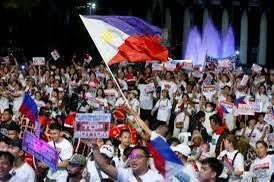 iSabongera's tweet photo. #REPOST

NANAKOT ANG TAGAPAGSALITA NI PRES. BONGBONG MARCOS. AT MAY PAGBABANTA PA SA INC, JIL AT KOJC. 

Sabi niya kapag sumali sa anti-corruption rally ang mga taga Kingdom of Jesus Christ at sumigaw sila ng MARCOS RESIGN, isa lang ang ibig sabihin noon -  malapit ng ipatapon sa Pastor Apollo C. Quiboloy sa Amerika sa pamamagitan ng extradition, malapit ng ipanggal si Sen. Joel Villanueva at may kalalagyabn si Sen. Marcoleta. 

Ewan ko kung sa sobrang busy ni Usec Castro sa kakadepensa sa mga malawakang nakawan sa Marcos Administration, nakaligtaan niya ang bagong tagubilin ngh Korte Suprema patungkol sa extradition of Filipinos to countries with whom the P:hilippines has an extradition treaty.

Malamang hindi rin niya alam na matagal ng ibinasura ng hukuman ang kaso laban kay Sen. Villanueva at ano  naman ang maari nilang gawin kay Atty. Marcoleta?

Atty. Claire kung kinikilabatutan na kayo sa sunod-sunod na malawakan kilos protesta laban sa corruption at pinapalayas na si Bonget Marcos sa Palasyo, huwag mong daanin sa pananakot ang mga taga KOJC at maging iyong mga taga INC (iglesia  ni cristo) at JIL (jesus is lord). 

Masama ang tabas ng dila mo Ante Kler, baka ikol kayo diyan sa Malacanang ng mga malalaking religious organization at movement at pagsisihan ninyo iyang kayabangan at pang-aabuso ninyo at mapapab ilis ang pagpapalayas sa inyo diyan sa Palasyo.

— Jay Sonza
