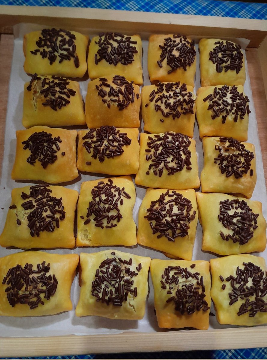ddazzledw's tweet photo. Masih anget baru keluar oven, kulit bolennya terlalu kriuk jadi gampang remek. Bikinnya buru-buru karena udah ditanyain masalah jurnal, jadi yo wes yg penting jadi 😂
#potret https://t.co/7YHXLZYUVy