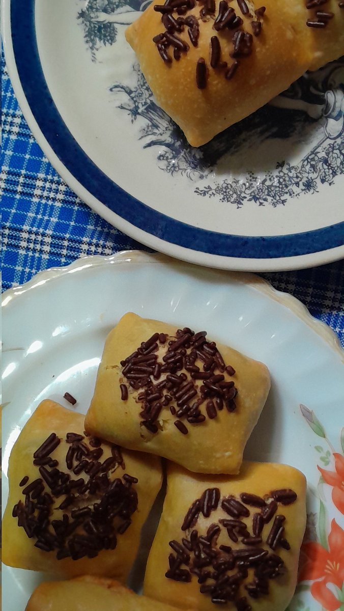 ddazzledw's tweet photo. Masih anget baru keluar oven, kulit bolennya terlalu kriuk jadi gampang remek. Bikinnya buru-buru karena udah ditanyain masalah jurnal, jadi yo wes yg penting jadi 😂
#potret https://t.co/7YHXLZYUVy