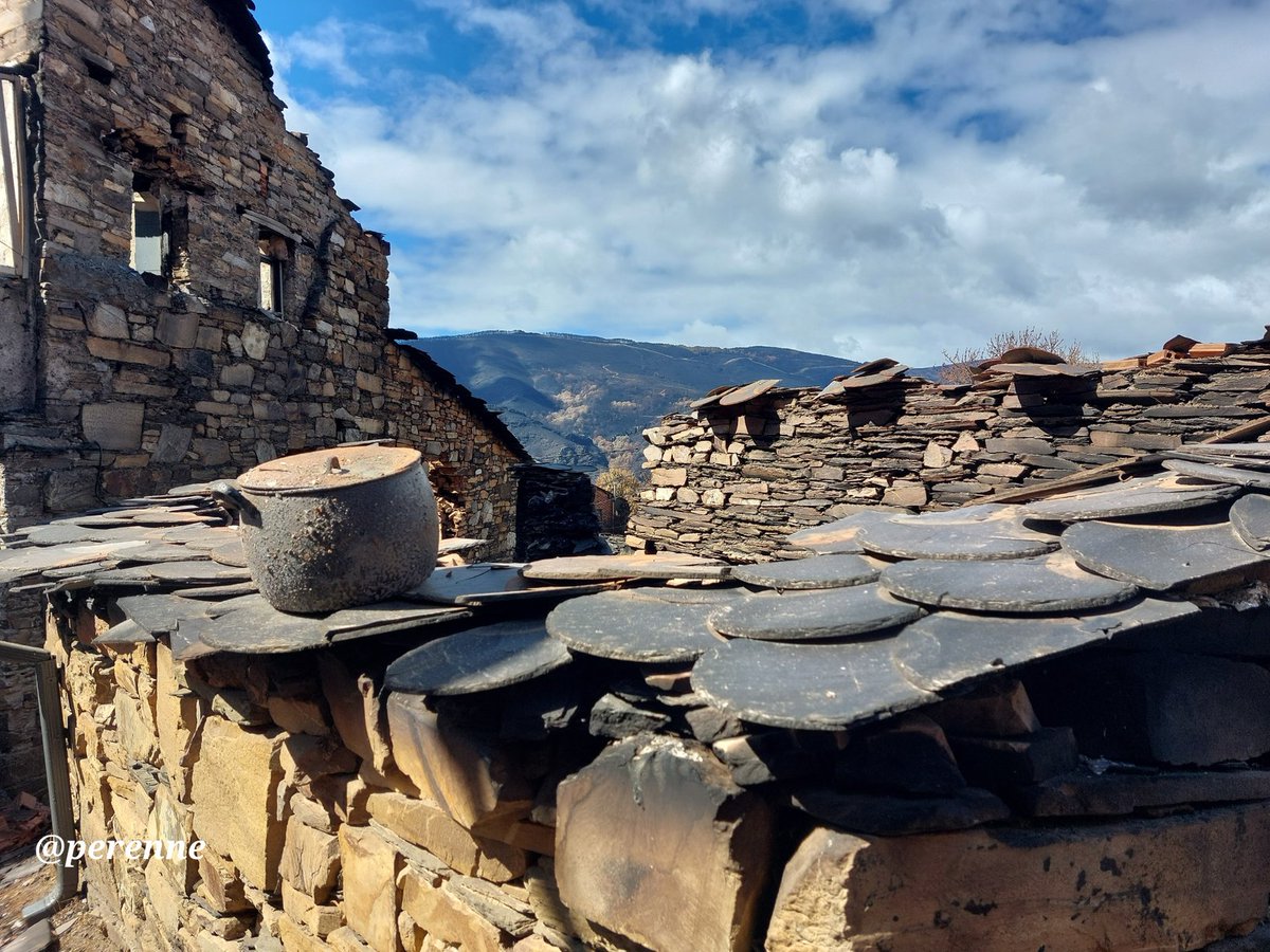 "El daño
convertido en joya
de afilada belleza"
🖋 L. Giordani

Los incendios del verano destruyeron sus casas. Los arrastres de cenizas y lodos, están ahora contaminando sus aguas.
Y además, necesitan nuevos accesos. 
Que no se olviden.
#BuenosDías #6Nov #SanVicente #Valdeorras