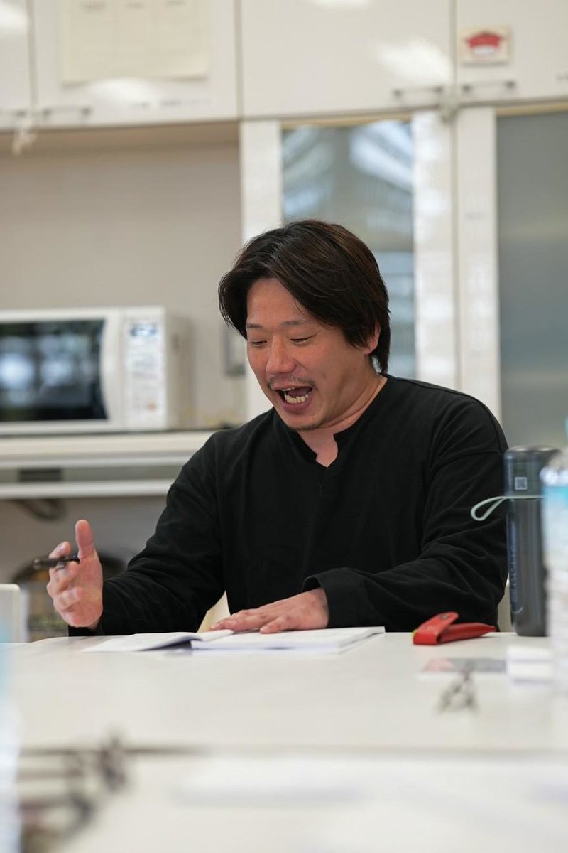 pancakenokai's tweet image. パンケーキの会二本立て公演『ある夜をめぐって』
2026年1/29(木)～2/4(水)
下北沢駅前劇場

チケット発売は11月29日！
オトクな2作品セット券は先行発売中
docs.google.com/forms/d/1WMxG2…
写真は『エーリヒ・ケストナー～消された名前～』
顔合わせの模様です

📷ハマリュウノスケ @hama_ryunosuke