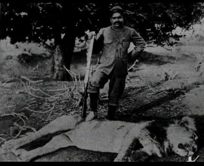 कुछ वर्ष पहले तक लोग अपनी BA की डिग्री को भी फ्रेम करवा के ड्राइंग रूम मैं लगाते थे ।
🆎
रौबीला चेहरा घुमावदार बड़ी बड़ी मूंछे ……आँखों में जबरदस्त चमक …हाथों में दोनाली बंदूक और पैरो के पास पड़ा हुआ कम से कम दस फूट का बब्बर शेर…

पेंटिंग्स की दुकान में तस्वीरें देखते देखते