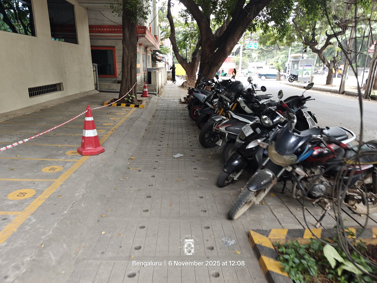MattBiju3's tweet photo. @blrcitytraffic bikes are parked on footpath while building space is secured from parking. This at Aishwarya Junction Koramangala, just 10mts away from Traffic police post.@indiqube https://t.co/WYrCayZiAY