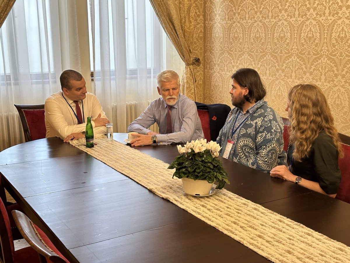 Včera byl krásnej den.

Celý rok pracujeme s několika desítkami partnerů po světě. Z naší pražské kanceláře hlavně po Evropě, Kanadě a Americe. Z naší pobočky v Taipei na samotném Taiwanu, Japonsku, Koreji nebo na Filipínách.

Jednou za rok část těchto partnerů pozveme do Prahy a