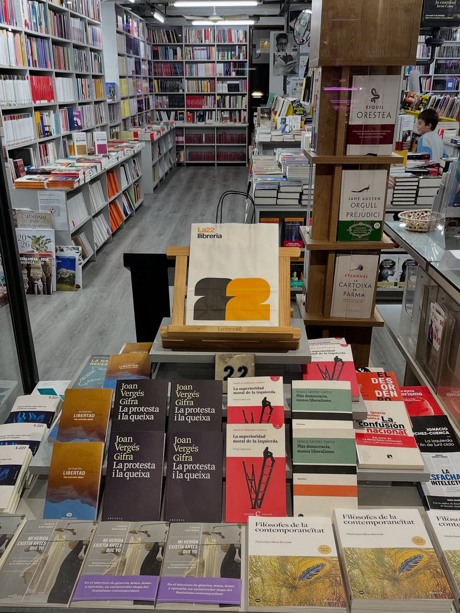 Ahir va començar el cicle “La crisi de la democràcia”. Tots els dimecres de novembre i el primer de desembre a les 19 h a @CasadeculturaGi. I la @Llibreria22 ens apropa les obres dels ponents del cicle.

Programa complet i inscripcions gratuïtes: casadecultura.org/cicles/923