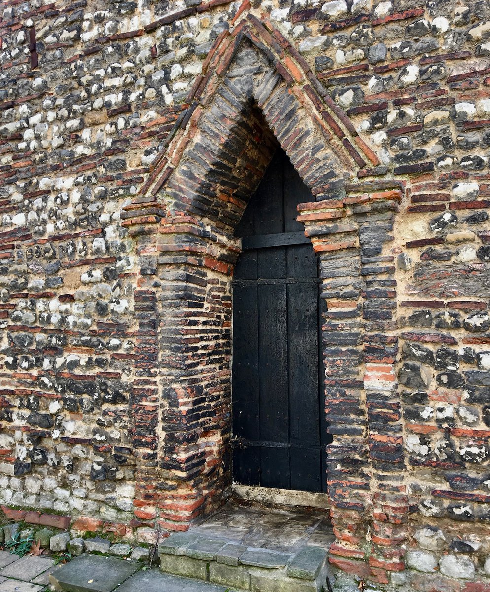 KPW1453's tweet image. The late Anglo-Saxon west doorway of Holy Trinity Church at  Colchester in Essex. Dating to the mid-11th century, the doorway incorporates re-used Roman bricks. 📸 My own. #AdoorableThursday #HolyTrinityChurch #Colchester