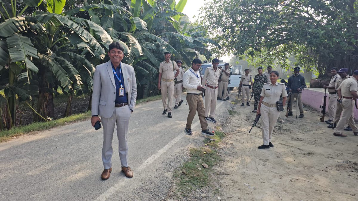 prabhatkhabar's tweet photo. बिहार,सिवान के दरौंदा में मतदान केंद्र 311-312 पर हंगामा.वोट बहिष्कार के बीच प्रशासन की जबरन वोटिंग कोशिश पर मतदाताओं और पुलिस में झड़प
#Siwan #Daraunda #Election2025 #VotingClash #Democracy #Election2025
#biharvidhansabhaelection2025 #BiharUpdate #BiharPolitics #Prabhatkhabar
@BiharPoliceCGRC @ECISVEEP