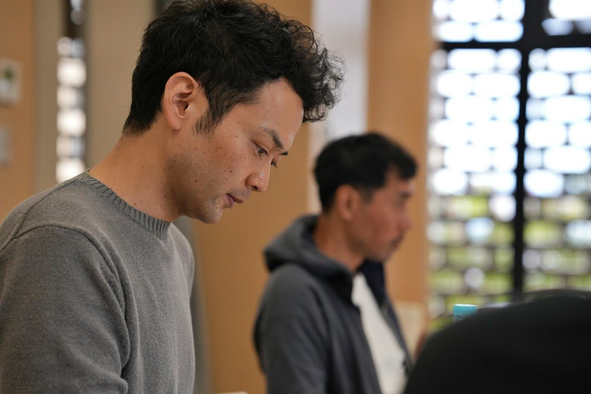 pancakenokai's tweet image. パンケーキの会二本立て公演『ある夜をめぐって』

2026年1/29(木)～2/4(水)
下北沢駅前劇場 2作品各6回全12回公演

🎫発売は11月29日～
オトクな2作品セット券は先行発売中 docs.google.com/forms/d/1WMxG2…

写真は『エーリヒ・ケストナー～消された名前～』 顔合わせの模様です 

📷@hama_ryunosuke