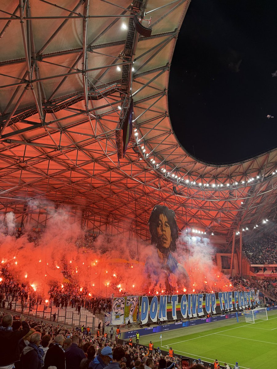 Pour être clair, il faut ne pas avoir joué au foot et ne rien comprendre à ce sport pour interpréter le règlement en faveur de l’arbitre hier. Il y a main et penalty. Mérité ou non, bon match ou pas de l’OM, ça n’a rien à voir, c’est juste scandaleux. #OMATA #TeamOM #UEFAMafia