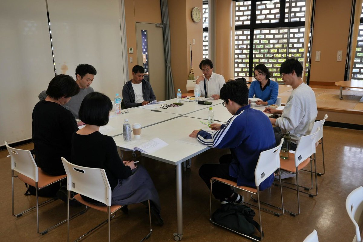 pancakenokai's tweet image. パンケーキの会🥞二本立て公演『ある夜をめぐって』 
2026年1/29(木)～2/4(水)
下北沢駅前劇場

チケット発売🎫は11月29日！
オトクな2作品セット券🎫🎫先行発売中 docs.google.com/forms/d/1WMxG2…

写真は『エーリヒ・ケストナー～消された名前～』
顔合わせの模様です

📷ハマリュウノスケ@hama_ryunosuke