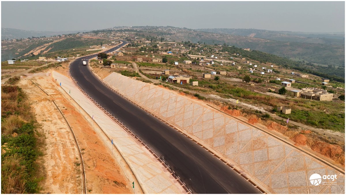 acgtcd's tweet photo. TALUS ROUTIERS SUR LES ROCADES SUD-OUEST ET SUD-EST DE KINSHASA : UNE SOLUTION EFFICACE CONTRE L’ÉROSION

Dans le cadre du projet de modernisation et de construction des Rocades Sud-Ouest et Sud-Est de Kinshasa, la mise en place de talus le long de ces axes constitue une mesure essentielle pour prévenir l’érosion des sols. Ces talus permettent de canaliser les eaux de pluie, stabiliser les berges et protéger les routes contre les affaissements et glissements de terrain.

En plus de renforcer la durabilité des infrastructures routières, ces ouvrages contribuent à préserver l’environnement local et à assurer la sécurité des usagers.

#TalusRoutiers #RocadesKinshasa #ACGT #Infrastructures #GénieCivil #LutteContreLErosion