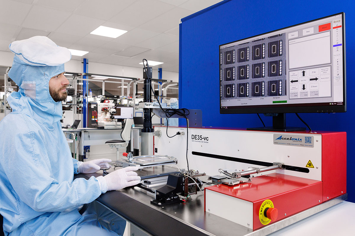 PHIX_Photonics's tweet image. Take another peek inside our #photonics packaging #cleanroom!

Our semi-automatic die sorter safely picks and flips individual dies from wafers, balancing speed with flexibility for diverse customer needs.

Curious about our other processes?
➤ Look here: phix.com/our-offering/o…