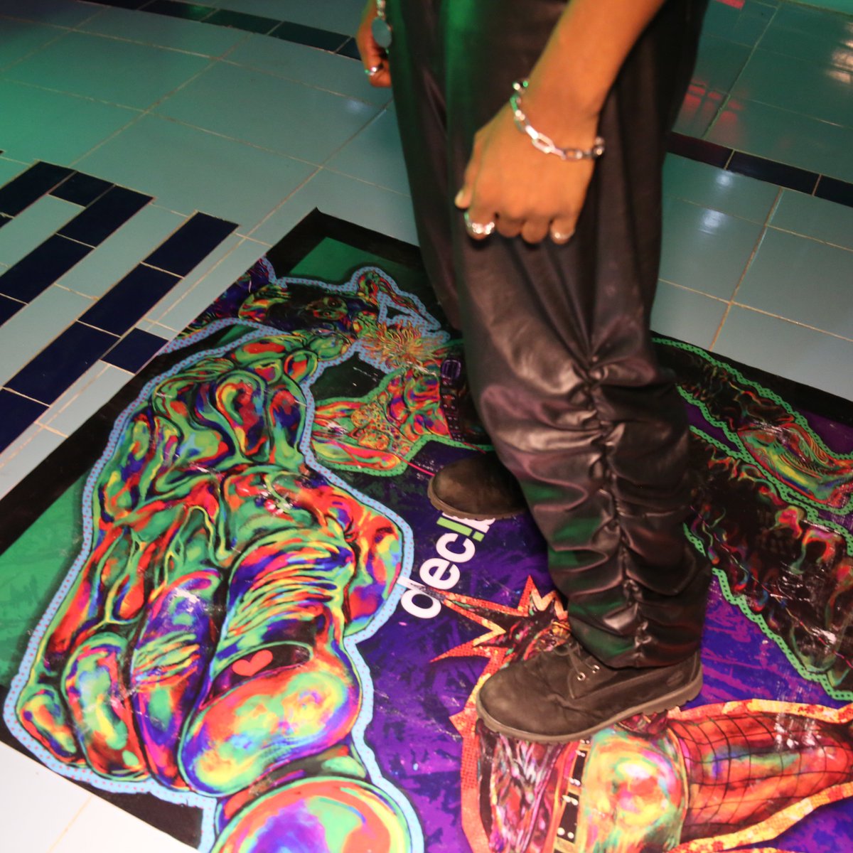 dis__content's tweet image. dec!bels will return ⚰️🔊