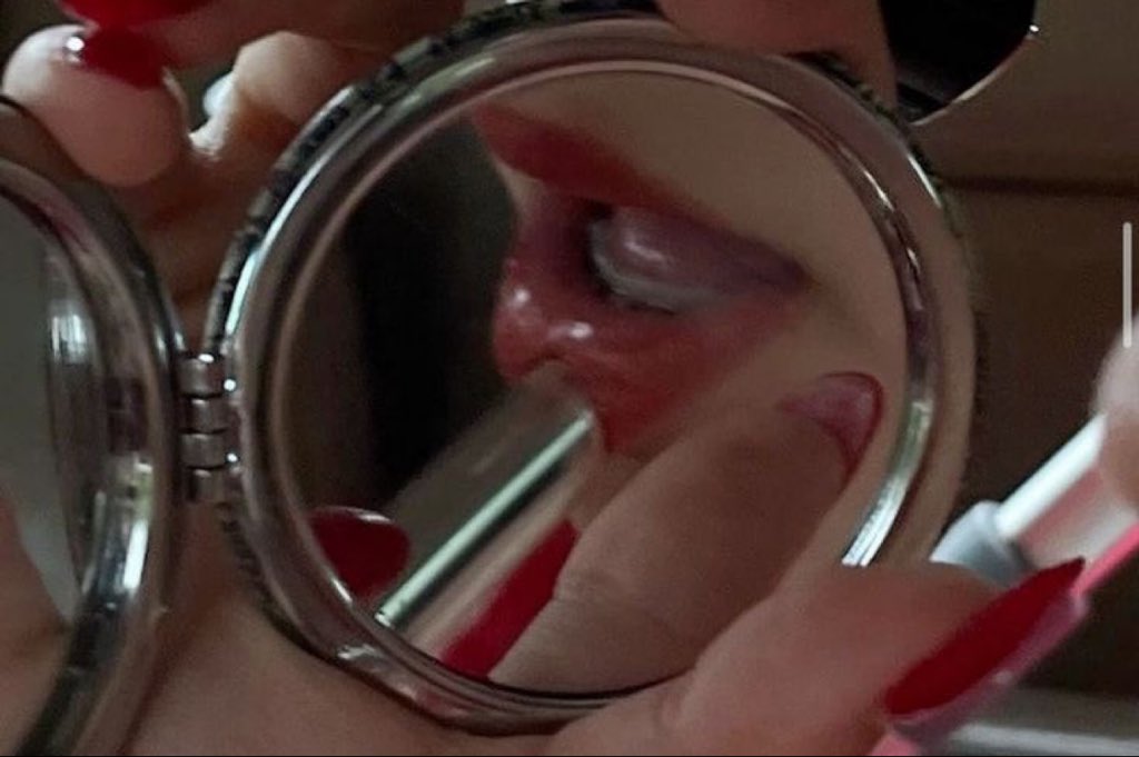 في خدّك الفتنه وفي شفاتك حلوف
آيات زينٍ وطول عنقٍ وصغيره
وجمر الشفايا لونه احمر على موف
ليا ارخى جديلك واكتساه بحريره

❤️