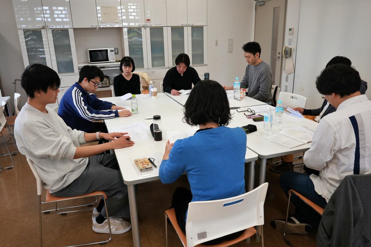 pancakenokai's tweet image. パンケーキの会🥞二本立て公演『ある夜をめぐって』
2026年1/29(木)～2/4(水)
下北沢駅前劇場

チケット発売🎫は11月29日！
🥞オトクな2作品セット券🎫🎫先行発売中 docs.google.com/forms/d/1WMxG2…

写真は『エーリヒ・ケストナー～消された名前～』
顔合わせの模様です

📷ハマリュウノスケ@hama_ryunosuke