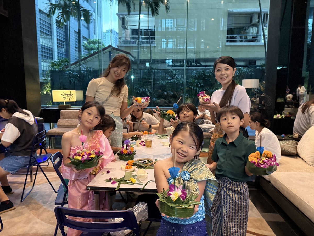 nainice03's tweet photo. บรรยากาศลอยกระทงปีนี้อบอวลไปด้วยรอยยิ้มและแสงเทียนจากกระทงงดงาม 🌕✨ ไม่ว่าจะเป็นริมสระ ริมน้ำ หรือกิจกรรมที่ทุกคนได้ร่วมสร้างสรรค์กันอย่างอบอุ่น

ขอบคุณทุกท่านที่มาร่วมสืบสานประเพณีไทยอันงดงาม
ไปด้วยความสุข 💖 จากหลากหลายโครงการภายใต้การดูแลของ #PlusProperty https://t.co/nmpN93oJWm