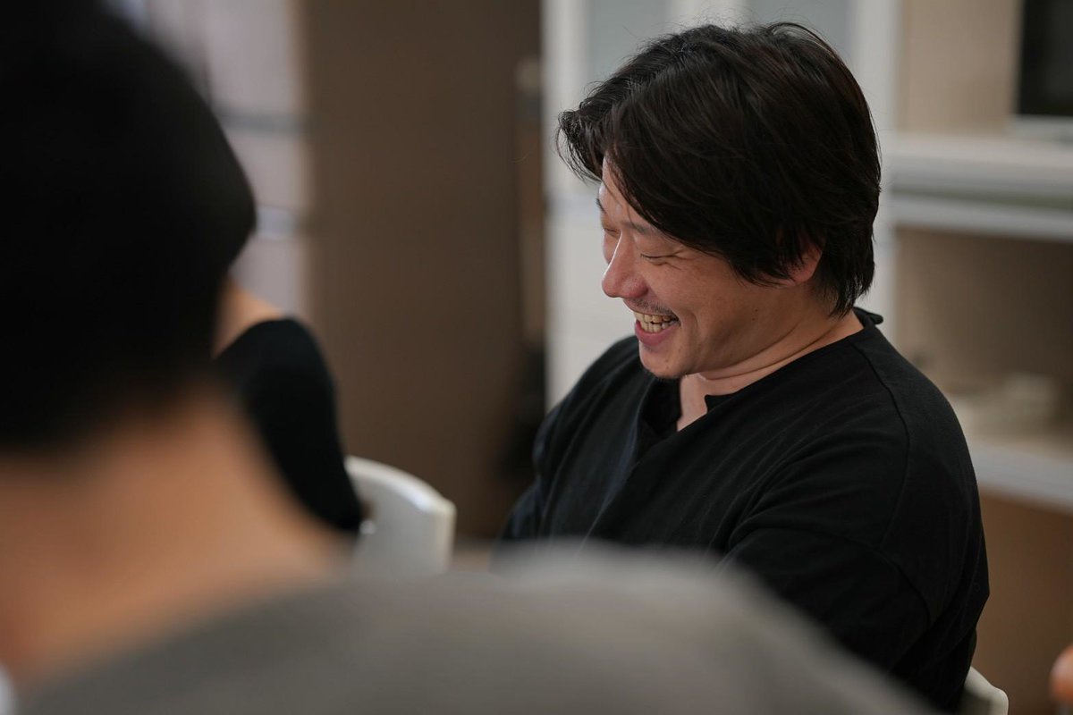 pancakenokai's tweet image. パンケーキの会🥞二本立て公演『ある夜をめぐって』
2026年1/29(木)～2/4(水)
下北沢駅前劇場

チケット発売🎫は11月29日！
🥞オトクな2作品セット券🎫🎫先行発売中 docs.google.com/forms/d/1WMxG2…

写真は『エーリヒ・ケストナー～消された名前～』
顔合わせの模様です

📷ハマリュウノスケ@hama_ryunosuke