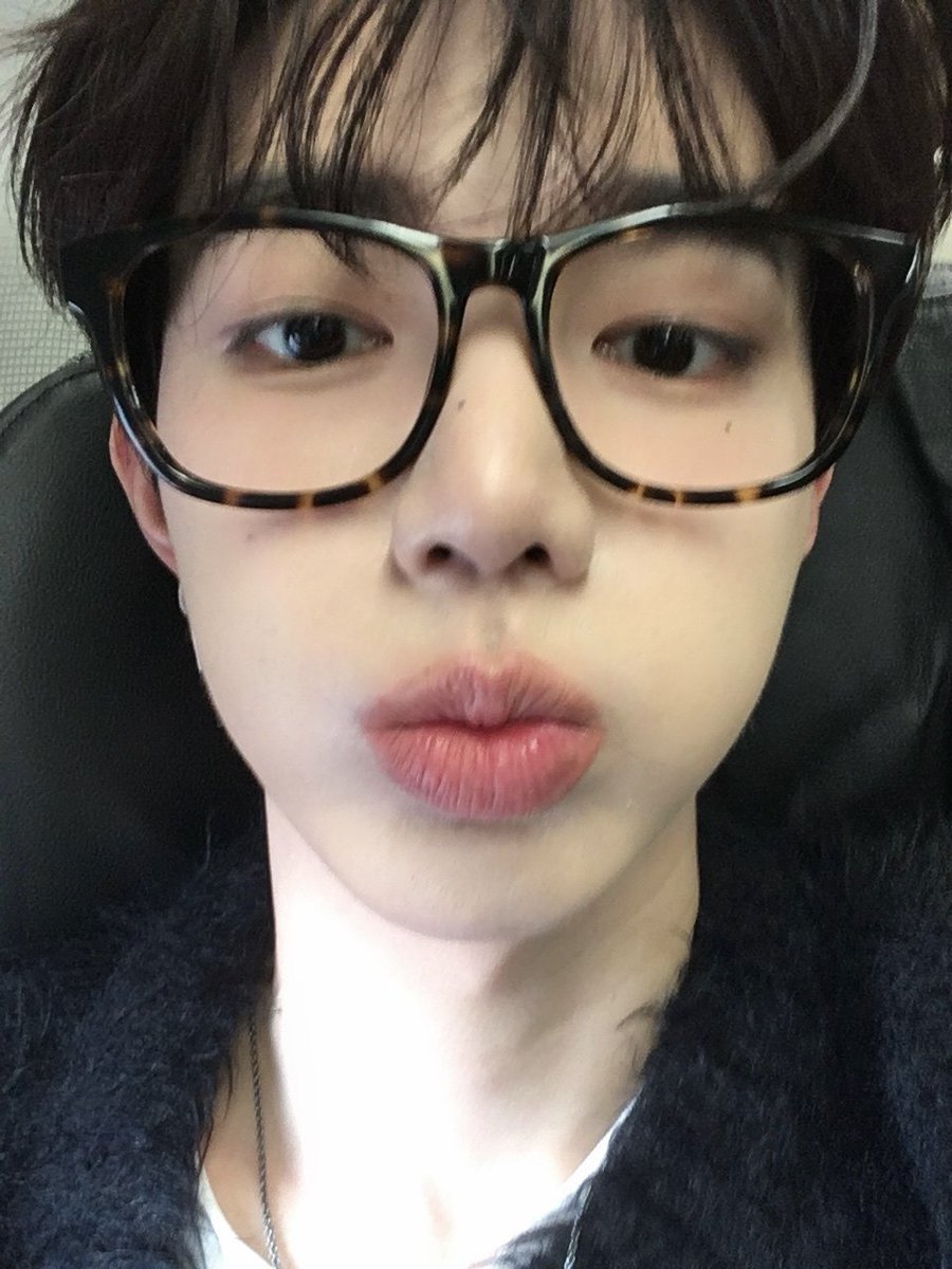 mywoonghao's tweet image. KUST LOOKAT HIM