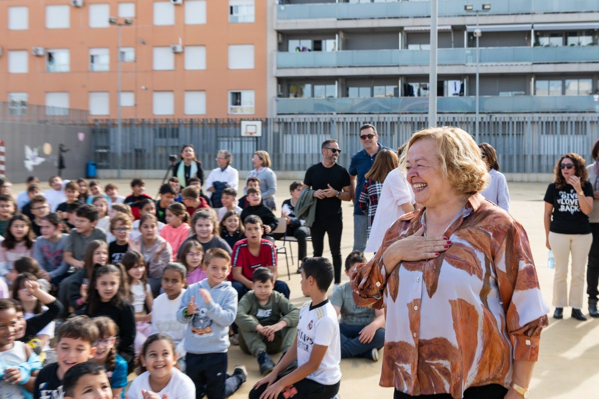Dones de Ciència rinde homenaje a Rosa Menéndez, química y primera presidenta del CSIC, con un mural en el CEIP Avel·lí Corma de Moncofa (Castellón).
La obra de Laura Merayo celebra su trayectoria científica y sus raíces asturianas 💙🔬