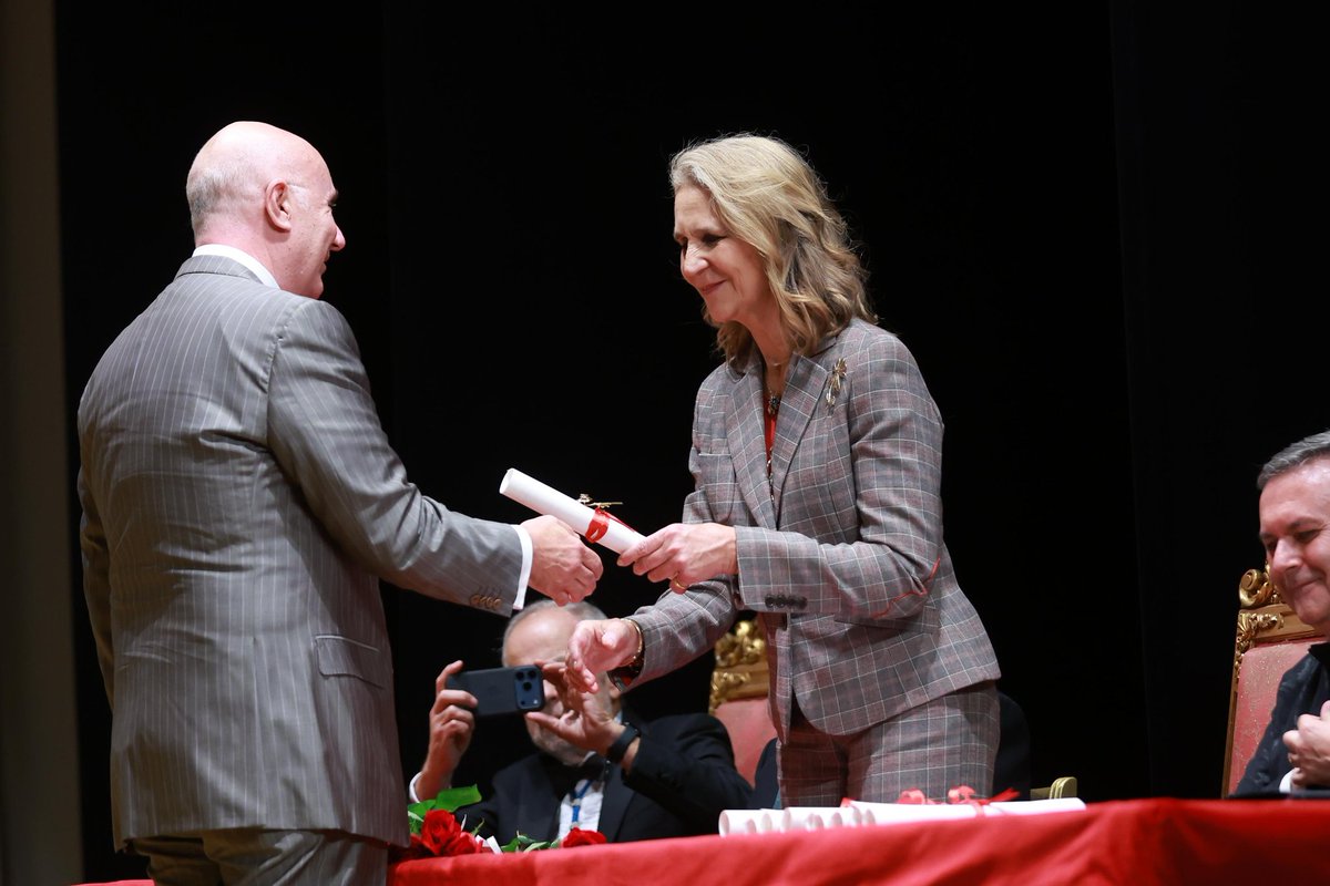 🏆Josep Bonet Navarro, guanyador de l'Englantina d’Or en els CXXXVII Jocs Florals de Valéncia 

✒️El passat dijous, en el marc dels CXXXVII Jocs Florals de la Ciutat i Regne de Valéncia, el jurat va otorgar l'Englantina d’Or al lema “De les virtuts del poble valencià”, l'autor